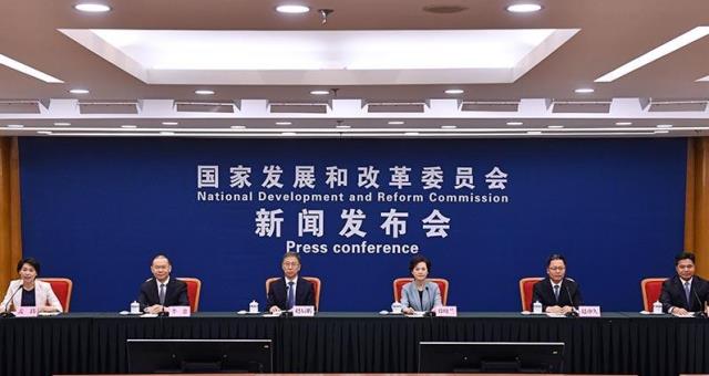 國家發(fā)改委：加快大型風(fēng)電光伏基地建設(shè)！抓緊建設(shè)一批核電、水電項目！