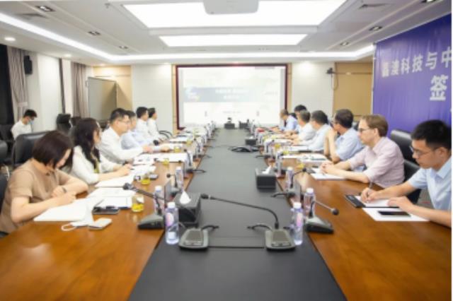 晶澳科技與中國(guó)信保簽署全面戰(zhàn)略合作協(xié)議