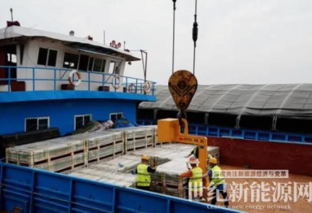 荊州港順利完成首批光伏玻璃成品裝載發(fā)運(yùn)