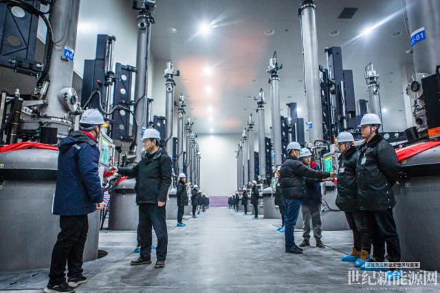 天合青海基地首根210+N單晶硅棒成功下線！