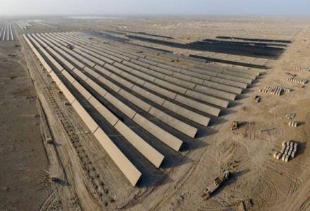 新疆塔里木油田首個光伏發電項目一次性并網成功，年發電能力達2億度！