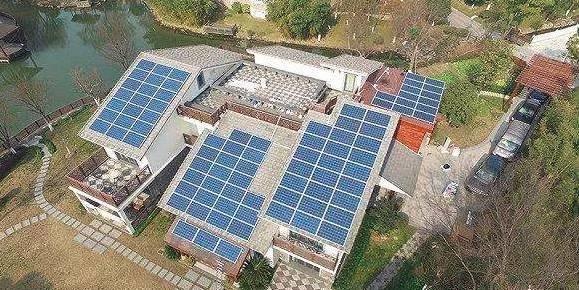 比亞迪董事長王傳福央視開講：在中國1%的沙漠上鋪滿太陽能電池板，足夠13億人使用！