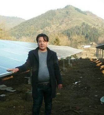 一塊塊閃亮的“藍板板” 成了貧困戶的“金罐罐”怎么謝你 讓我每年有固定有幾千元收入！