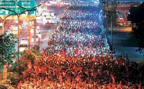 印近4萬農民"長征"抗議 有人頂"神器"為手機充電！