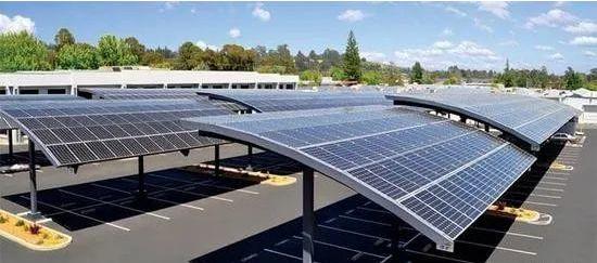 賓利建設“有史以來最大的太陽能停車棚”，支持零碳發展！